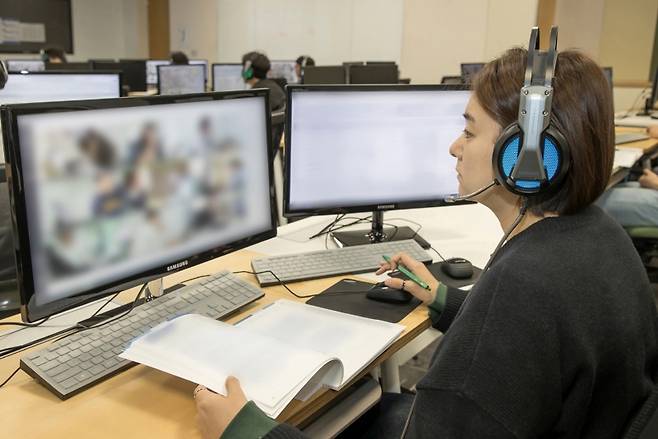 ▲ 2023년 하반기 삼성 공채 온라인 삼성직무적성검사(GSAT)를 앞두고 감독관이 응시자 대상 예비소집을 진행하는 모습 사진 : 연합뉴스