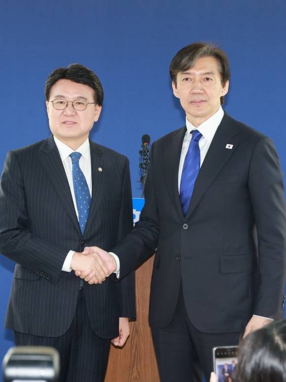 손잡은 조국-황운하 - 조국혁신당 조국 대표와 더불어민주당 황운하 의원이 8일 오전 서울 여의도 조국혁신당 당사에서 열린 황운하 의원 입당 기자회견에서 손을 잡고 있다. 연합뉴스