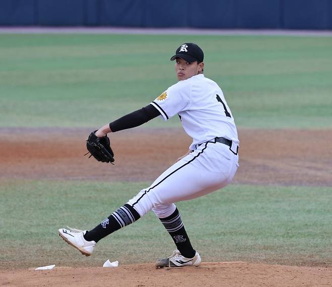 광주일고 권현우가 명문고열전 부산고전에서 역투하고 있다. 이번 대회에서 가장 평가가 많이 오른 투수중 한 명이다. / 사진 = 서동일 기자