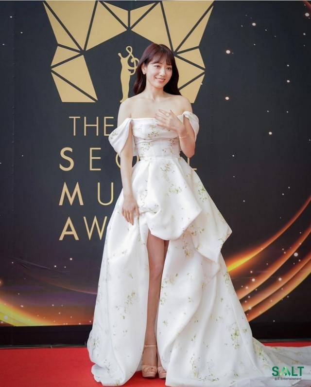 박신혜가 꽃이 그려져 있는 오프숄더 드레스를 소화했다. 솔트엔터테인먼트 공식 SNS