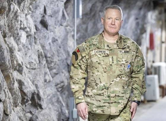 폴 러캐머라 한ㆍ미연합사령관이 9일 CP 탱고에서 전구작전본부작전로 이동하고 있다. 라캐머러 사령관 뒤로 화강암이 보인다. CP 탱고는 화강암 지반을 뚫고 만들어졌다. 전민규 기자