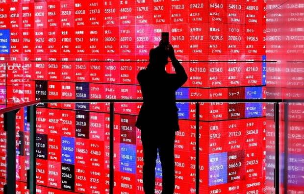 일본 증시 활황에 온통 빨간색 칠해진 전광판 /사진=연합뉴스