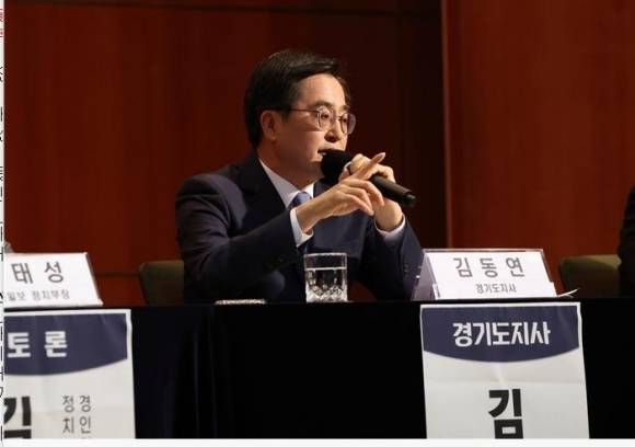 김동연 경기도지사가 11일 수원특례시 경기아트센터 컨벤션홀에서 열린 경기언론인클럽 경기도지사 초청토론회에 참석해 패널의 질문에 답변하고 있다.(경인언론인클럽 제공)