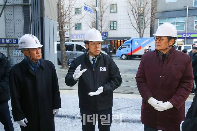 진현환 국토교통부 1차관(가운데)이 지난 1월 12일 서울 종로구 청년 특화형 신축매입임대 약정사업 건설현장을 점검하고 있다. (사진=국토교통부)