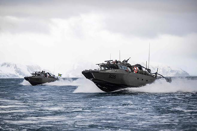 2024년 3월 10일(현지시각) 노르웨이 북극권 위에 있는 소르스트라우멘 근처 해상에서 나토의 대규모 연합훈련인 노르딕 리스폰스 2024(Nordic Response 2024) 연합훈련에 참가한 스웨덴 CB90급 고속정(CB90-class fast assault craft)이 기동하고 있다. 이번 훈련에는 100대 이상의 전투기, 50척의 함정, 2만 명 이상의 병력이 동원됐다. / AFP 연합뉴스