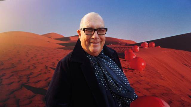 영국의 디자인 그룹 힙노시스의 오브리 파월이 대표작으로 꼽는 작품 중 하나는 영국 록 밴드 나이스의 '엘레지'(1971) 커버 아트다. 7일 서울 종로구의 전시장 그라운드시소 서촌에 마련된 '엘레지' 대형 포스터 앞에 선 그는 "음악과 아무런 관련이 없는 대지 미술(Land Art)로 표지를 만들면서 우리가 좋아하는 아이디어를 실제로 넣을 수 있다는 것을 깨달았다"고 말했다. 포즈를 취하고 있다. 고경석 기자