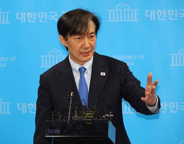 조국 조국혁신당 대표가 12일 서울 여의도 국회 소통관에서 총선 공약 기자회견을 한 후 기자들과 일문일답을 하고 있다. 고영권 기자