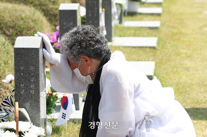 광주 북구 5·18 민주묘지에서 이정연 열사의 어머니 구선악 씨가 열사의 묘소 앞에서 오열하고 있다. 성동훈 기자