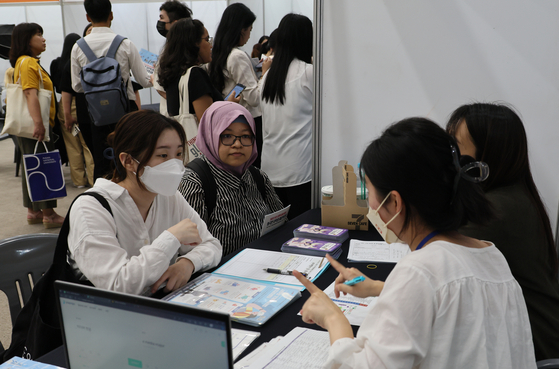Students talk to hiring managers at the Job Fair for International Students in Busan held in July last year. [SONG BONG-GEUN]