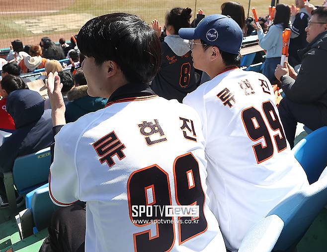 ▲ 한화 이글스 99번 류현진 유니폼을 입고 응원하는 팬들. ⓒ곽혜미 기자