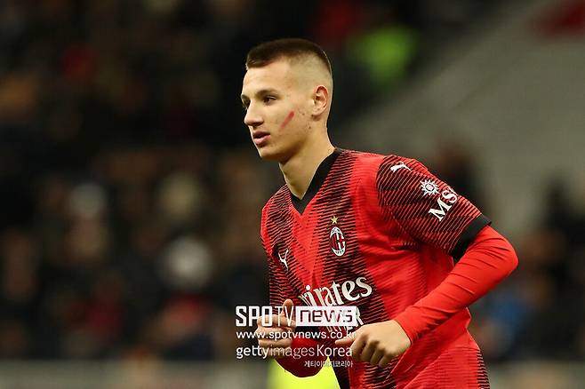 ▲ 토트넘 홋스퍼가 아스날 맨체스터시티 등과 이탈리아 유망주 프란체스코 카마르다 영입을 추진한다. 카마르다는 지난해 11월 피오렌티나와 경기에서 83분 루카 요비치를 대신해 교체 투입되어 15세 260일 나이로 세리에A 역대 최연소 출전 선수 기록을 갈아치웠다.