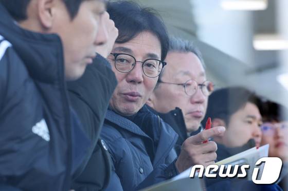 2일 오후 광주축구전용구장에서 열린 하나은행 K리그1 2024 1라운드 광주FC와 FC서울의 경기에서 황선홍 축구 국가대표팀 임시 감독이 경기를 지켜보고 있다. /사진제공=뉴스1