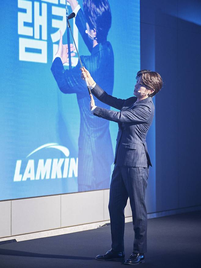 최나연이 13일 열린 램킨골프 쇼케이스에 참석해 올바른 그립을 설명하고 있다. 사진 | 카네