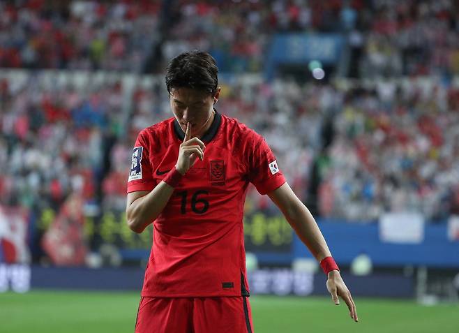 축구선수 황의조(32)씨가 작년 6월20일 대전 유성구 대전월드컵경기장에서 열린 하나은행 초청 대한민국과 엘살바도르의 축구 국가대표 평가전에서 첫 골을 성공시킨 후 세리머니를 하고 있다./뉴스1