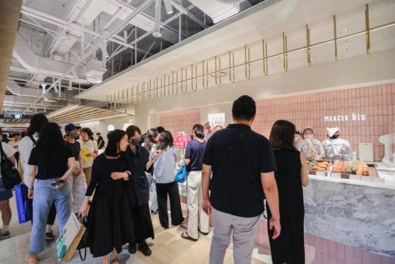 현대백화점 압구정본점의 ‘마사비스’ 매장. 일본 도쿄의 시폰 케이크 브랜드로, 이곳에 국내 1호점을 냈다. 사진 현대백화점