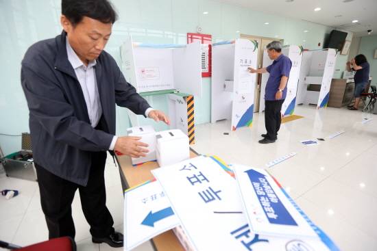 ▲ 기표소를 설치하고 있는 모습. ⓒ연합뉴스