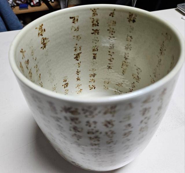 미국에 있던 17세기 태인 허씨의 원통형 철화백자묘지. 작은 항아리 형태의 원통 안팎으로 무덤 주인의 생애 등에 관해 글자가 빼곡하게 써있다. 문화유산회복재단 제공