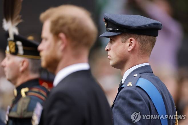 2022년 9월 엘리자베스 2세 장례식에 참석한 윌리엄 왕세자(맨 오른쪽)와 해리 왕자 [EPA=연합뉴스 자료사진]