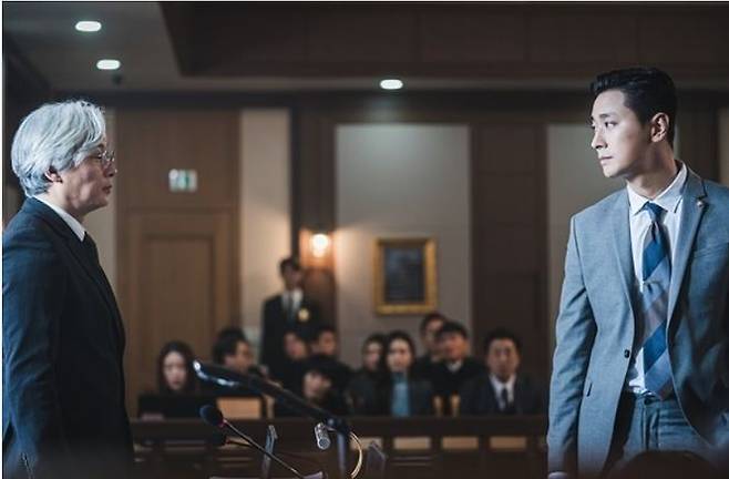 드라마 ‘하이에나’에서 부자지간으로 나온 배우 이황의와 주지훈. 어딘가 닮았다. ⓒSBS 제공