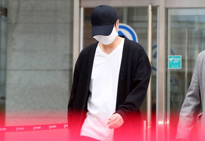 만취 상태로 다른 사람의 차량을 운전하고 경찰의 음주 측정을 거부한 그룹 신화 신혜성(본명 정필교)이 15일 오전 서울 송파구 동부지방법원에서 열린 항소심 첫 재판을 마치고 법원을 나섰다./사진=뉴시스