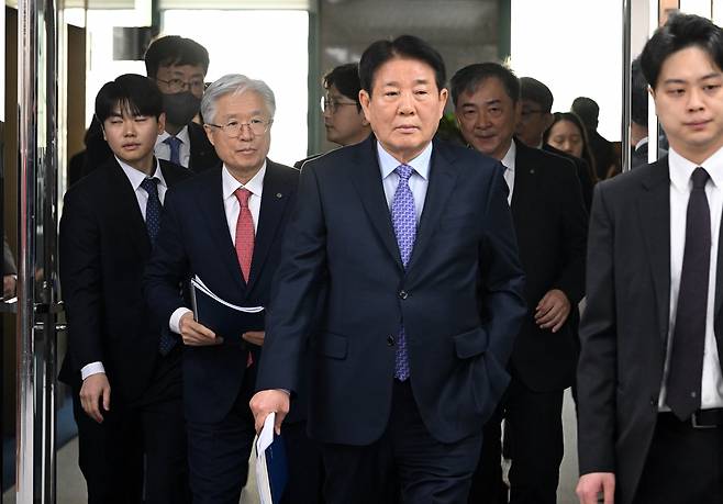 이정희 유한양행 이사회 의장과 조욱제 사장이 15일 오전 서울 동작구 본사에서 열린 제 101기 정기주주총회장으로 들어가고 있다. 이상섭 기자