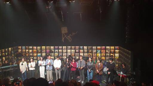 14일 서울 대학로 소극장 학전에서 열린 ‘학전, 어게인 콘서트’ 마지막 공연에서 출연진이 무대에 나와 학전과의 인연 등 소감을 밝히고 있다. 연합뉴스