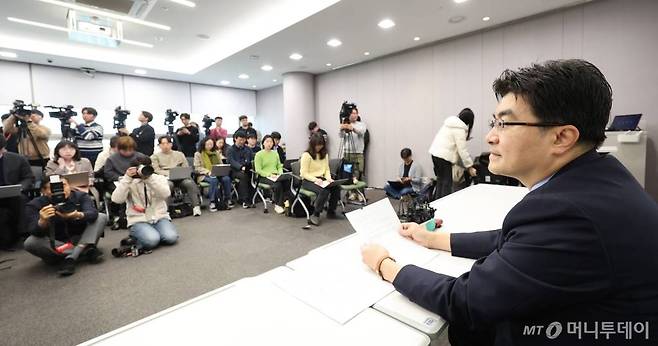 (서울=뉴스1) 신웅수 기자 = 방재승 서울의대 교수협의회 비상대책위원장이 16일 오전 서울 종로구 HJ비즈니스센터에서 기자회견을 하고 있다. 전국 20개 대학이 모인 전국 의과대학 교수 비상대책위원회는 오는 25일부터 자율적으로 사직서를 제출하기로 의결했다. 다만 교수들은 사직이 완료되기 전까지는 환자 진료에는 최선을 다하겠다는 입장이다. 2024.3.16/뉴스1 Copyright (C) 뉴스1. All rights reserved. 무단 전재 및 재배포, AI학습 이용 금지. /사진=(서울=뉴스1) 신웅수 기자