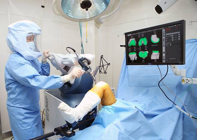 부평힘찬병원 의료진이 말기 퇴행성 무릎 관절염 환자에게 로봇인공관절 수술을 시행하고 있다. 힘찬병원 제공