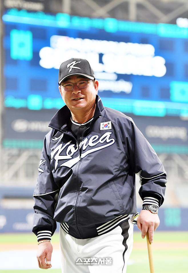 팀코리아 류중일 감독이 16일 고척스카이돔에서 젊은 선수들 위주로 구성된 대표팀의 훈련을 지휘하고 있다. 팀코리아는 17일과 18일 MLB 샌디에이고 파드리스, LA다저스와 평가전을 갖는다. 2024.3.16. 고척 | 강영조 기자 kanjo@sportsseoul.com