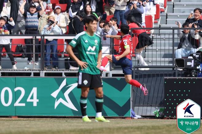 김천 상무 김현욱(뒤)이 17일 전북 현대전에서 골을 넣은 뒤 관중들 앞에서 기뻐하고 있다. 사진=프로축구연맹