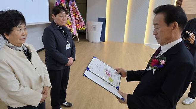 이권재 유성구지부장이 시상자에게 상장을 수여하고 있다. 한국외식업중앙회