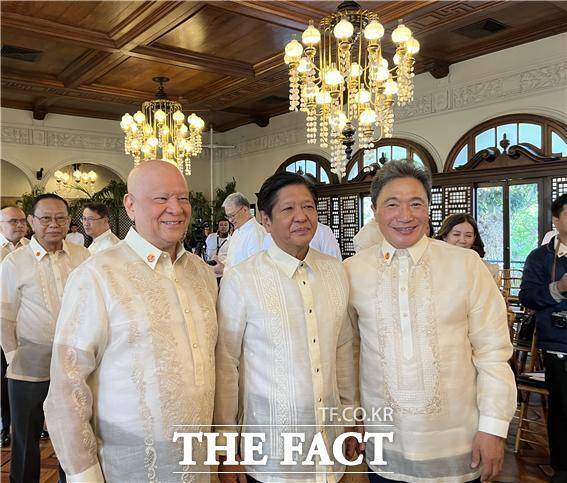18일(현지시각) 오전 필리핀의 대통령궁인 말라카냥궁에서 진행된 ‘마닐라 니노이아키노국제공항 개발운영사업 계약 체결식’에서 인천국제공항공사 이학재 사장(오른쪽)이 발주처인 필리핀 정부와 계약을 체결한 후 Bongbong Marcos(봉봉 마르코스) 필리핀 대통령(가운데), 산미구엘 Ramon Ang(라몬 앙) 회장(왼쪽)과 기념촬영을 하고 있다./인천공항공사