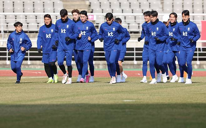 대한민국 축구대표팀 선수들이 18일 오후 경기 고양종합운동장에서 2026 국제축구연맹(FIFA) 북중미 월드컵 아시아 지역 2차 예선 태국과의 2연전을 앞두고 훈련을 하고 있다. /뉴스1