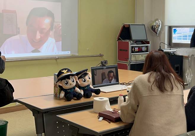 1984년 실종됐다 미국으로 입양된 박동수씨가 18일 화상 대화를 통해 40년 전 헤어졌던 어머니·형제들과 웃으며 대화하고 있다. 경찰청 제공