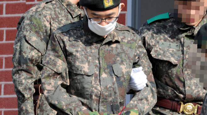 사진은 지난 2015년 2월3일 육군22사단 GOP(휴전선을 지키는 일반전초)에서 총기난사 후 탈영한 임모 병장이 1군사령부 보통군사법원에서 사형을 선고받고 나오는 모습. /사진=뉴스1