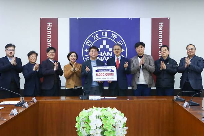 원구환(기탁서 왼쪽)과 이승철(기탁서 오른쪽) 신임총장 등 참석자들 *재판매 및 DB 금지