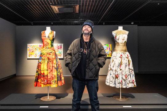 시릴 콩고가 샤넬과 협업한 드레스 앞에서 포즈를 취하고 있다(사진=뮤지엄 웨이브).