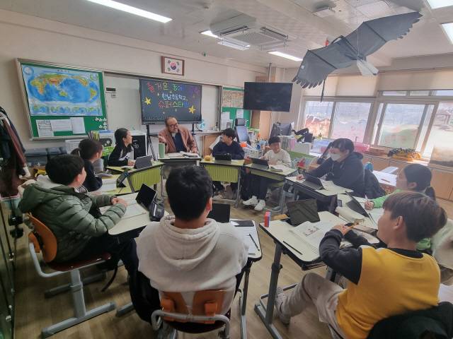 ▲ 학생 수 감소로 어려움을 겪던 양양 한남초가 올해 농어촌유학생 전입으로 활기를 되찾았다. 농어촌유학생(초5년)들이 수업하고 있는 모습. 사진제공=한남초