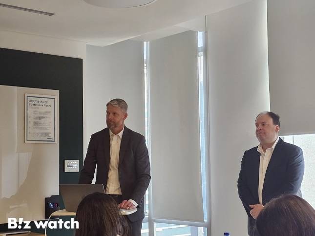 카일 터너 구글 고객 엔지니어링·보안 영업 부문 사장(왼쪽)과 스티브 레드지안 맨디언트 아시이·태평양 부사장 겸 최고기술책임자(오른쪽)이 20일 서울 강남구에서 개최한 미디어 간담회에서 SCC엔터프라이즈에 대해 설명하고 있다. /사진=비즈워치