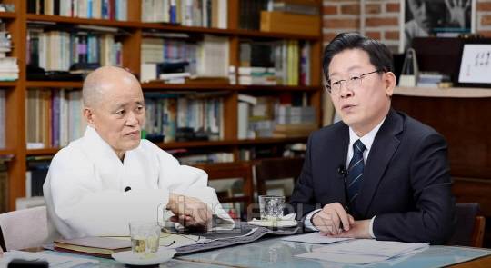 이재명(오른쪽) 더불어민주당 대표와 도올 김용옥. <디지털타임스 DB>