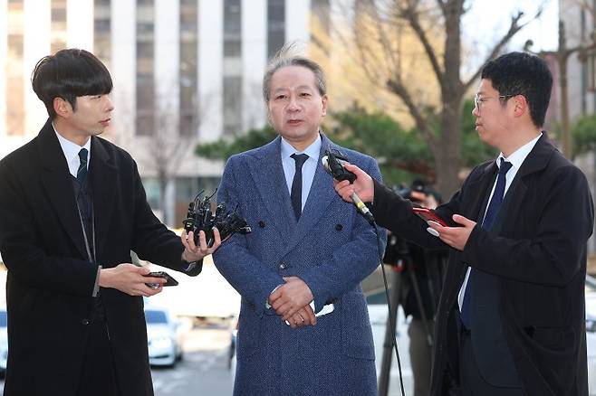 주수호 대한의사협회 비상대책위원회 언론홍보위원장이 20일 오전 의료법 위반 등 혐의 관련 조사를 받기 위해 서울경찰청 공공범죄수사대로 들어서며 입장을 밝히고 있다. /사진=연합뉴스