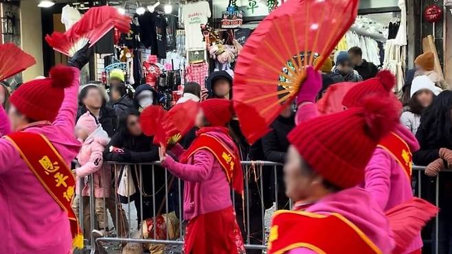 부채춤을 추는 중국인들 (사진, 서경덕 교수 SNS)