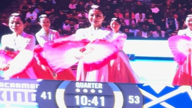 부채춤을 추는 중국인들 (사진, 서경덕 교수 SNS)