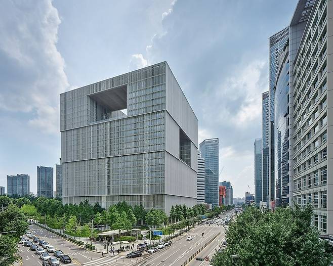 서울 한강로에 있는 아모레퍼시픽 본사 /한경DB