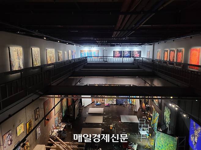 경기도 평택시 포승읍 ‘엠엠아트센터(mM ArtCenter)’에 마련된 박신양 기획 초대전 ‘제4의 벽’의 내부 모습. 2층에서 1층이 내려다 보이는 구조이다. 2층에 있는 관람객들이 박신양 씨가 1층에서 작업하는 모습을 볼 수 있도록 기획됐다. <사진=신수현 기자>