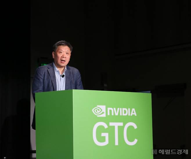 윤석진 삼성전자 부사장이 19일(현지시간) 미국 캘리포니아주 새너제이에서 열린 ‘엔비디아 GPU 테크놀로지 콘퍼런스 2024(이하 GTC 2024)’에서 ‘반도체 산업을 위한 옴니버스 기반 팹 디지털 트윈 플랫폼’이란 주제로 발표하고 있다. 사진=김현일 기자(새너제이)