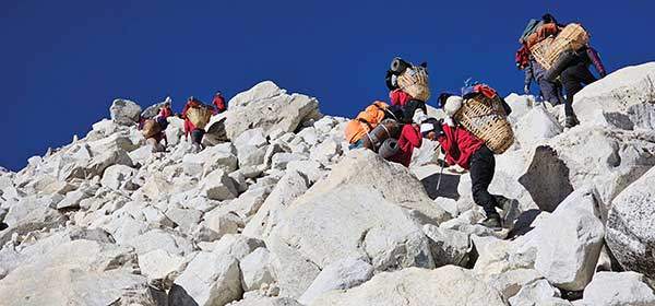 스위스캠프를 지나 너덜지대를 통과하는 스태프들.