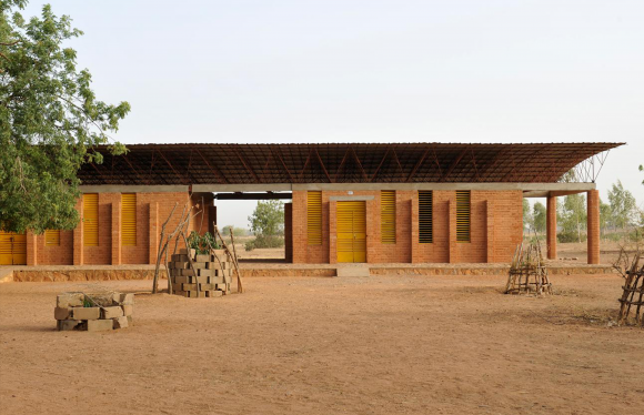 2022년 프리츠커상 수상자 프란시스 케레가 설계한 아프리카 부르키나파소의 간도 초등학교. 프란시스 케레 제공