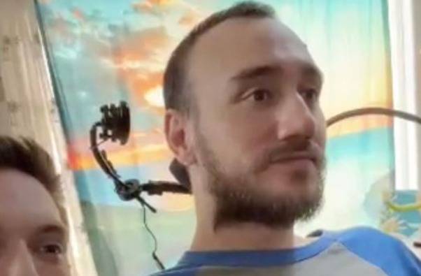 뉴럴링크의 반도체 '텔레파시'를 이식한 첫 번째 환자 놀란드 아르보(29)가 노트북으로 온라인 체스 게임을 즐기고 있다(X 'Neuralink' 갈무리). 2024.3.20.