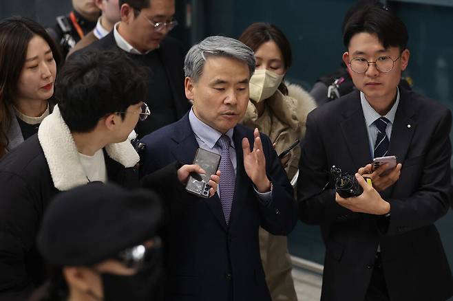 해병대 채 아무개 상병 순직 사건 외압 의혹으로 수사받는 이종섭 주오스트레일리아 대사가 21일 오전 인천국제공항을 통해 입국한 뒤 기자들의 질문을 받으며 이동하고 있다. 백소아 기자 thanks@hani.co.kr